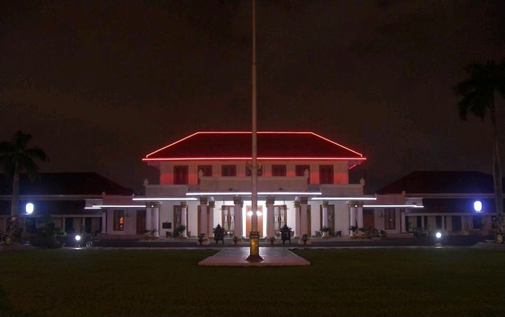 Pencahayaan fasad Grahadi Surabaya pada malam hari, referensi dari profil perusahaan